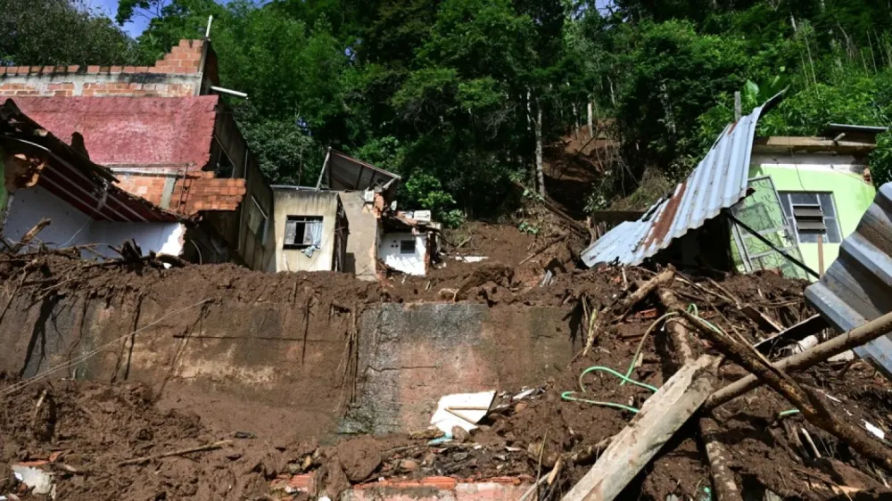 Cidades da Zona da Mata de Minas estão debaixo d'água e de muita lama-PABLO PORCIUNCULA / AFP