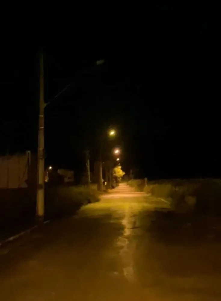 Rua do bairro Rio Parque durante a noite