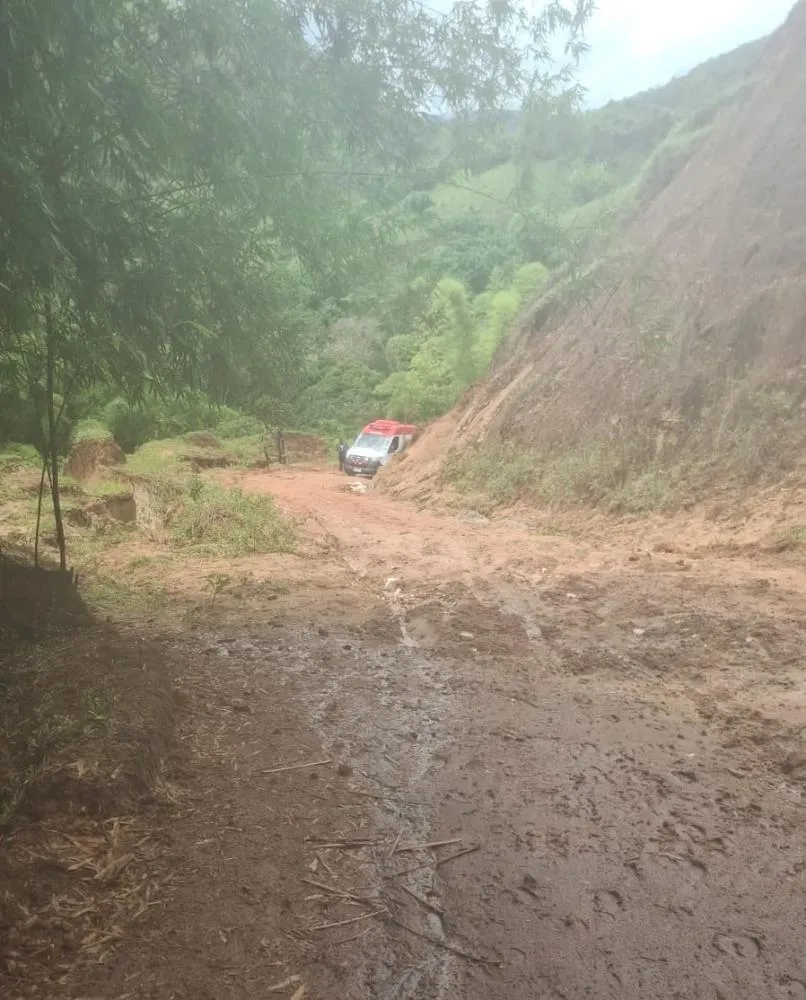 Mais uma vez ambulância fica atolada no barro e não consegue atender morador em Itauninha