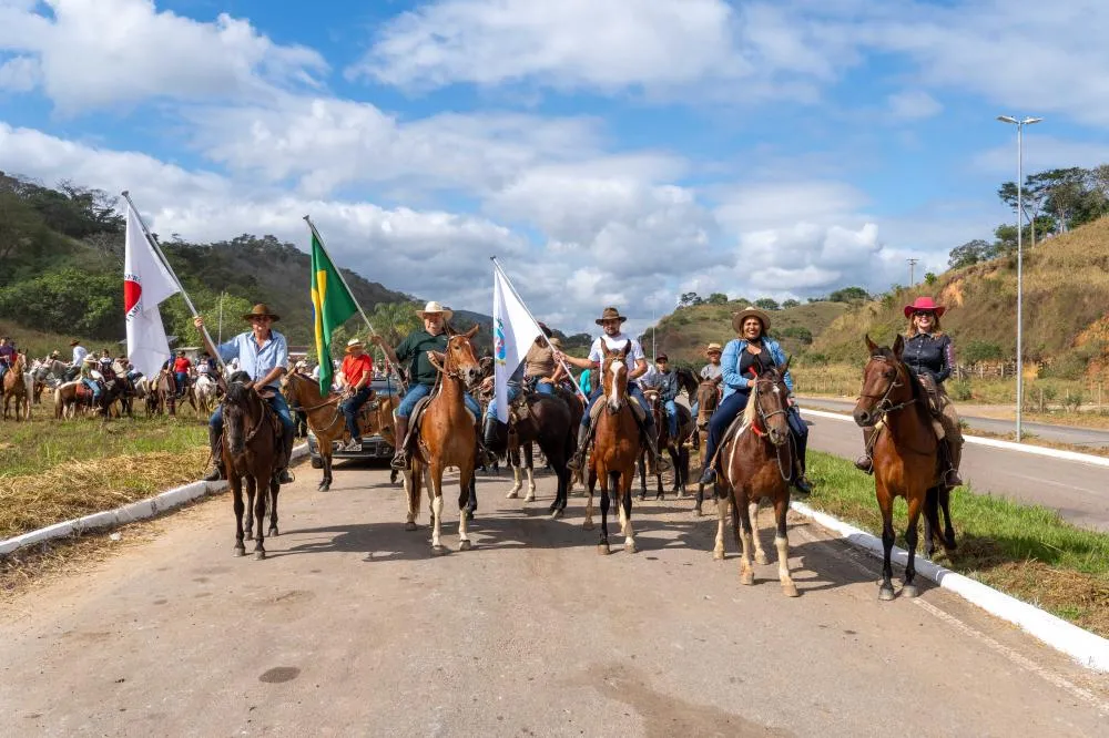 Desfile de cavaleiros na 37ª Cavalgada de Santa Maria de Itabira; foto PMSMI
