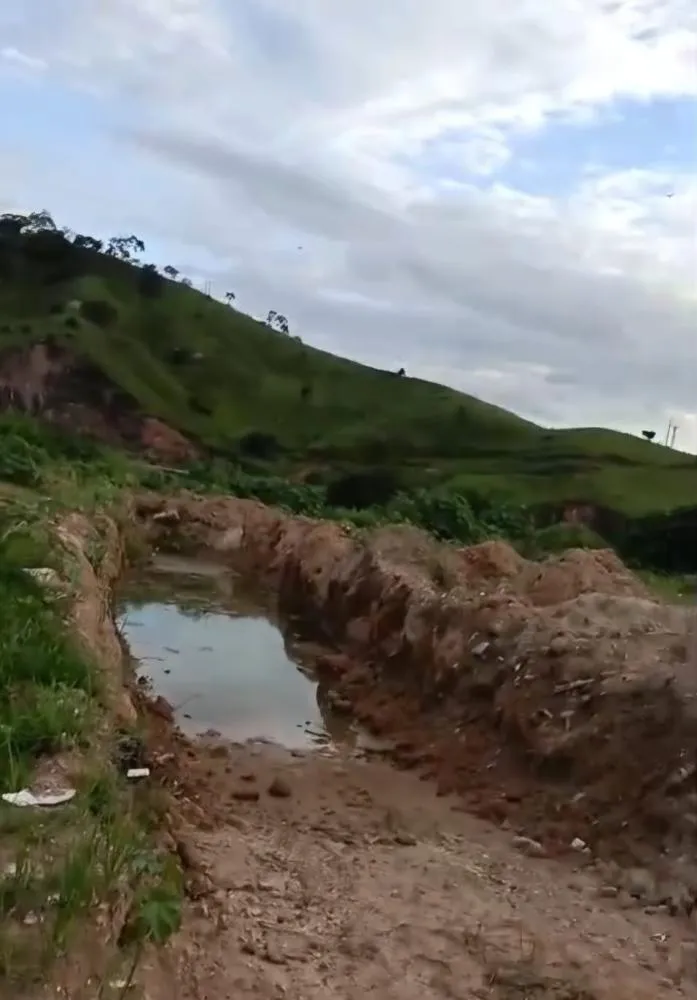 VEJA VÍDEO; Moradores do Rio Parque denunciam abandono, entulho em antigo lixão e cobram providências em Santa Maria de Itabira