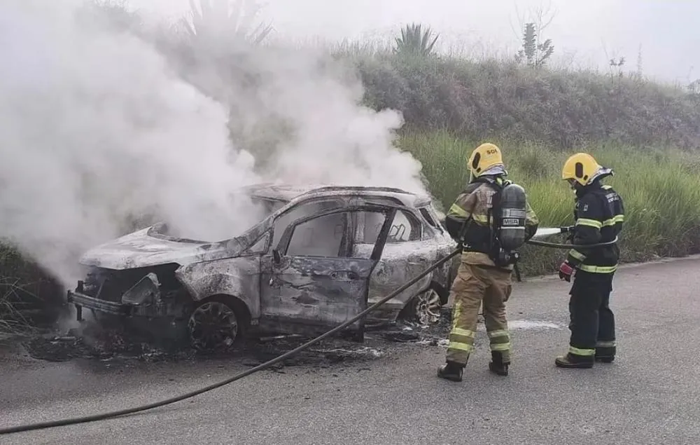Os criminosos utilizaram um veículo Ford EcoSport de cor branca, que foi posteriormente localizado completamente incendiado nas proximidades da Lagoa do CDI e da UNIFEI.