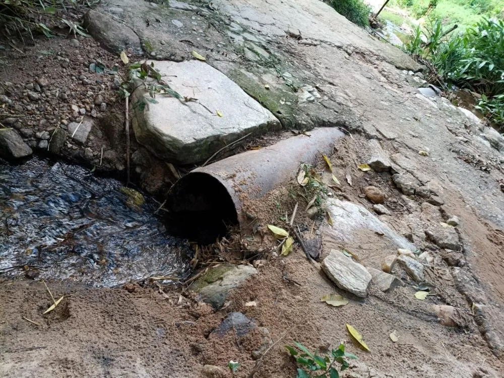 Pontes molhadas: Estruturas comprometidas colocam em risco a segurança dos usuários e precisam de reparos urgentes.