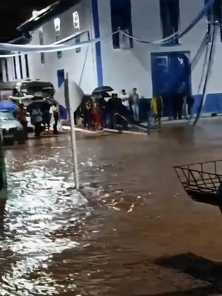 A praça São José ficou tomada pelas águas
