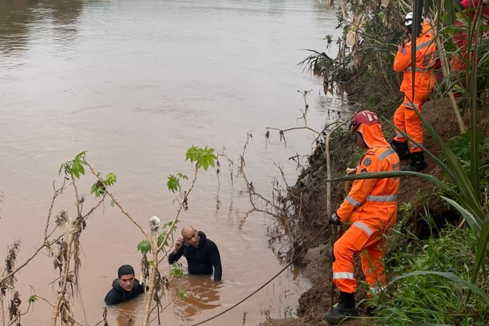Carro cai no rio das Velhas e bombeiros procuram por passageiro, em Santa Luzia
