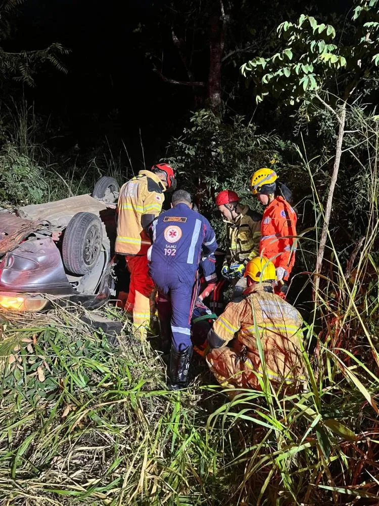 Capotamento deixa 1 morto e 3 feridos na MG-238 em Inhaúma