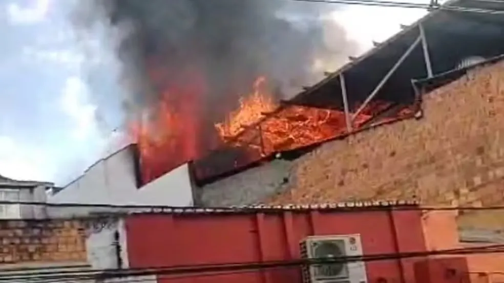 Incêndio atingiu os fundos e a parte superior do supermercado em Teófilo Otoni — Foto: Reprodução