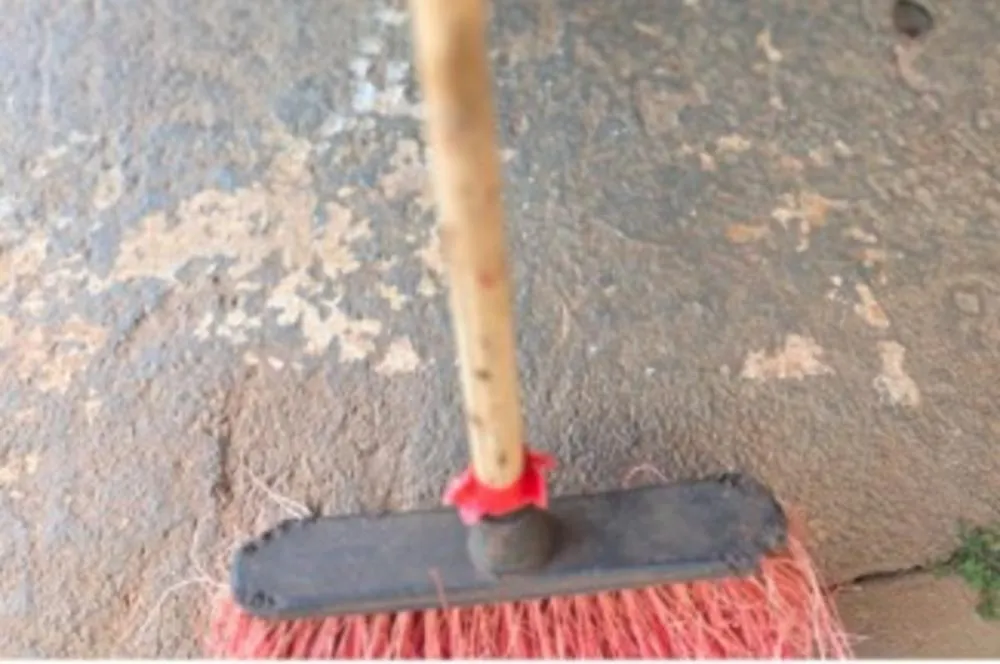 Homem é preso após agredir a própria mãe com vassoura em Minas Gerais