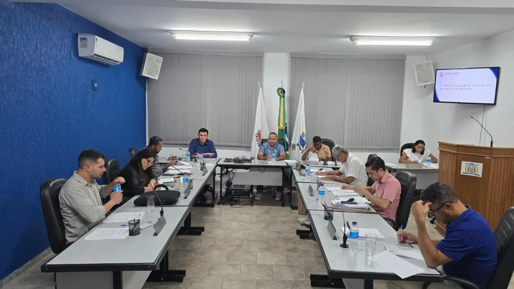 Vereadores durante reunião da Câmara Municipal de Santa Maria de Itabira