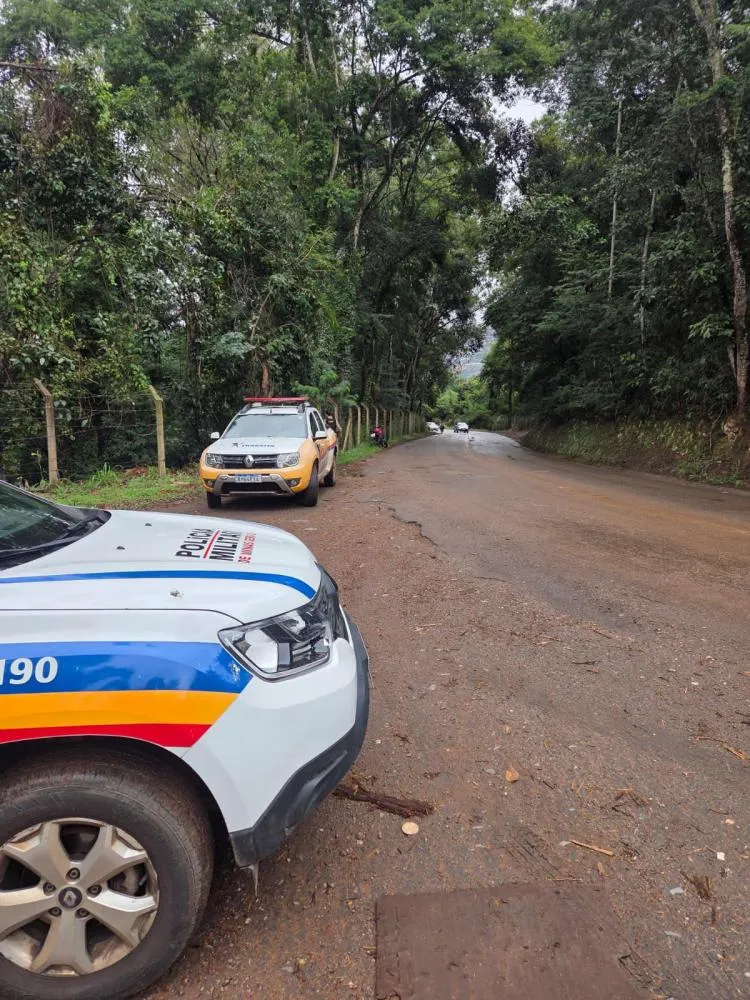 MOTOCICLETA DANIFICADA E ABANDONADA NO ESTRADA 105; VEÍCULO NÃO POSSUI QUEIXA DE CRIME