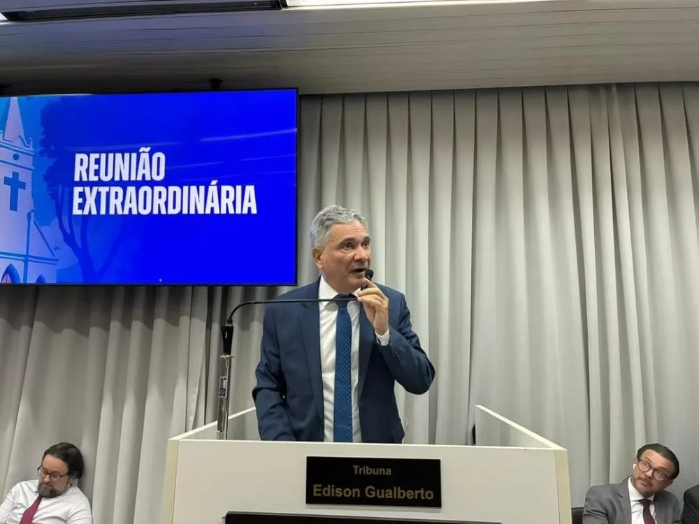 Coronel Sandro na tribuna da Câmara de Governador Valadares (Foto: Daniel Melo/Inter TV)