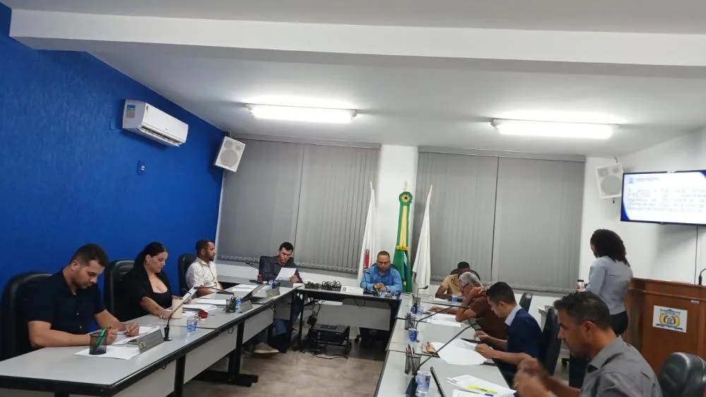 Vereadores durante reunião da Câmara Municipal de Santa Maria de Itabira