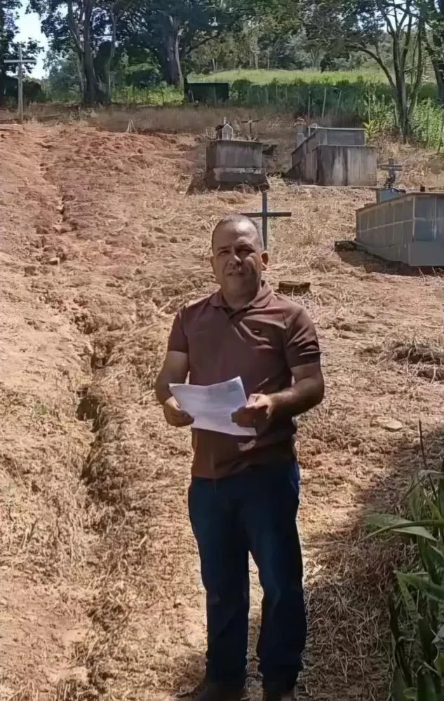 vereador Romilson de Jesus Oliveira solicitando ao prefeito André Lúcio Torres a construção de um muro de proteção no cemitério da Comunidade São Pedro.