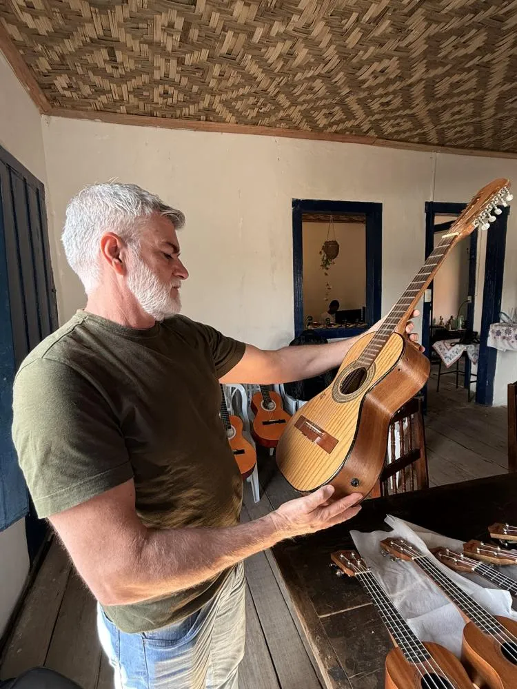  Atenção, precisão e sensibilidade: o olhar do luthier Pedro Alexandrino que transforma madeira plantada em instrumento e identidade sonora.