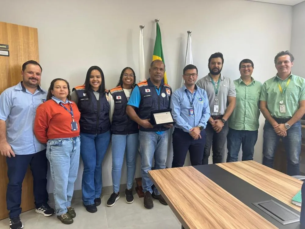 Placa entregue pela Vale à Defesa Civil de Santa Maria de Itabira reconhece o trabalho desenvolvido nas ações do Plano de Ação de Emergência para Barragens de Mineração (PAEBM).