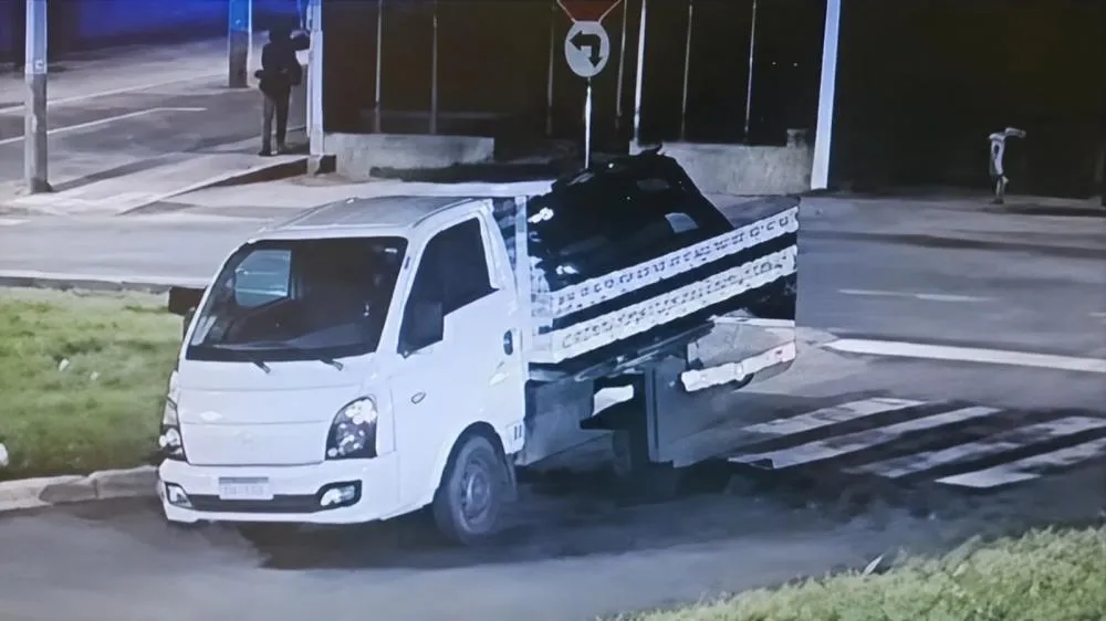 Imagem do veículo utilizado para transportar as bicicletas furtadas. Imagens de câmeras de seguranças. 