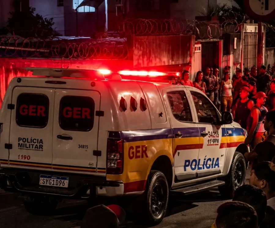 A idade e a identidade das duas mulheres assassinadas não foram divulgadas pelas autoridades até o momento.