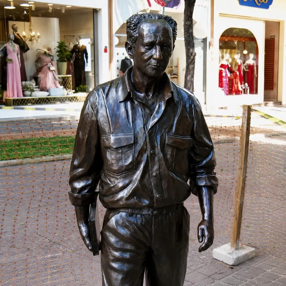 07/07/2026 – Estátua de Roberto Drummond, escritor nascido em Ferros (MG), volta à Praça da Savassi após restauração.