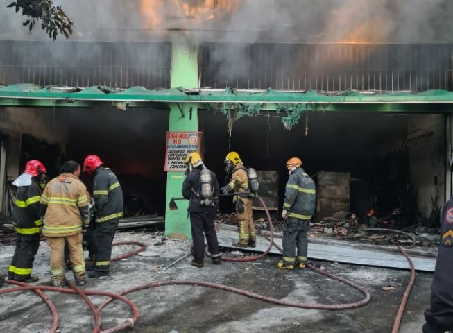 Incêndio destrói loja de utensílios domésticos e brinquedos no bairro Tupi em BH