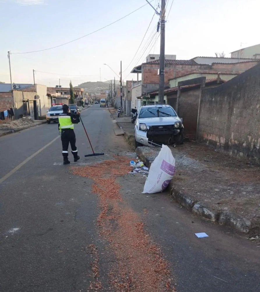 IDOSO FICA FERIDO APÓS CAPOTAR CARRO EM ITABIRA; MOTORISTA DIZ QUE COCHILOU AO VOLANTE