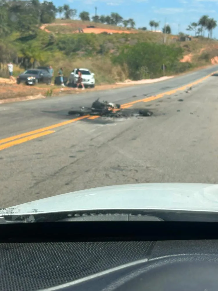 TREVO DE IPOEMA-MOTO PEGA FOGO APÓS COLISÃO NO TIMIRIM