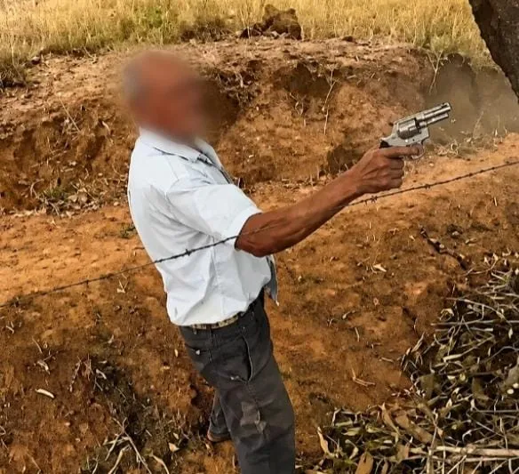 Momento em que o Sr. Miguel Chagas da Silva efetua o disparo durante a ocorrência. Ele morreu no local.
