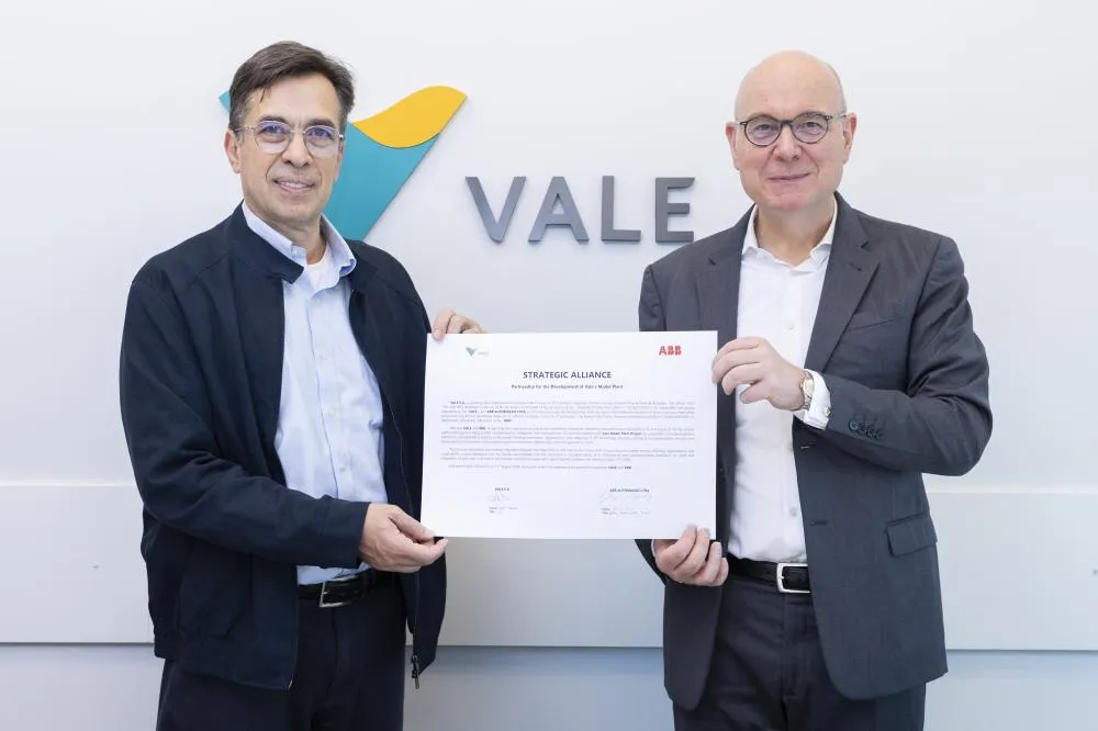 Carlos Medeiros, vice-presidente de Operações da Vale, e Joachim Braun, presidente da Divisão Process Industries da ABB, assinam acordo para modernização de usinas. Crédito: Agência Cilindro Ocular 