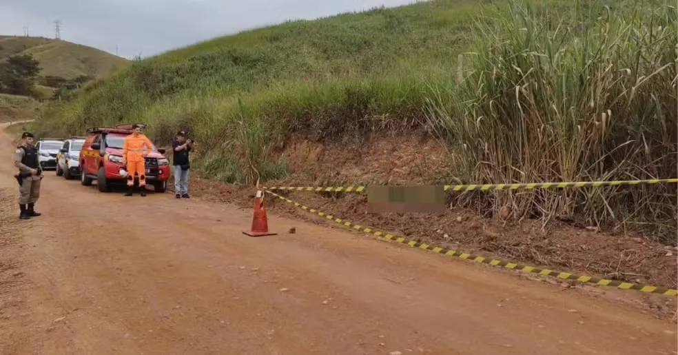 Corpo em chamas é encontrado perto da BR-259, em Governador Valadares — Foto: Corpo de Bombeiros/Divulgação