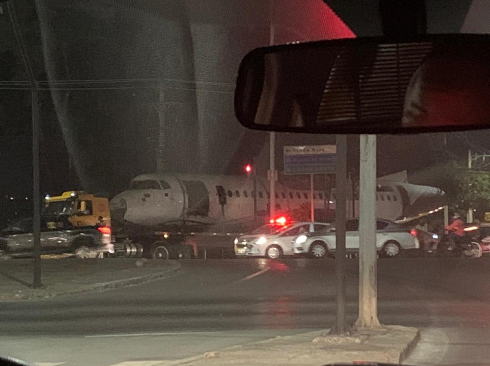 Avião surpreende motoristas em uma das principais avenidas de BH