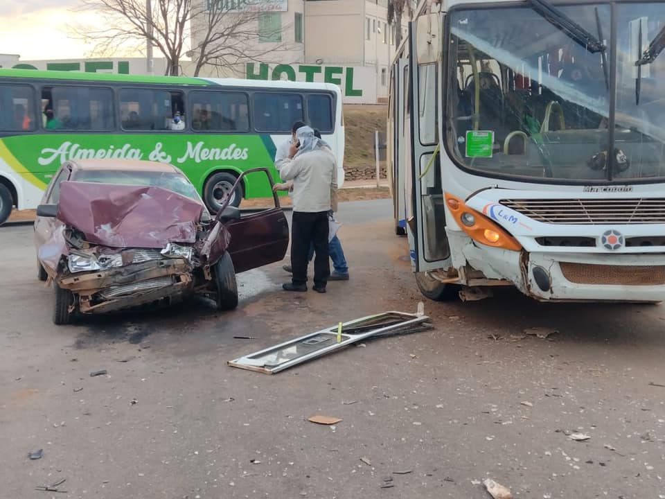 Acidente entre carro e ônibus no trevo de Santa Bárbara deixa feridos