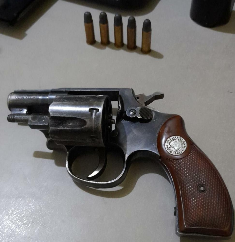 Motorista foi preso por porte ilegal de arma de fogo — Foto: Polícia Militar Rodoviária/Divulgação