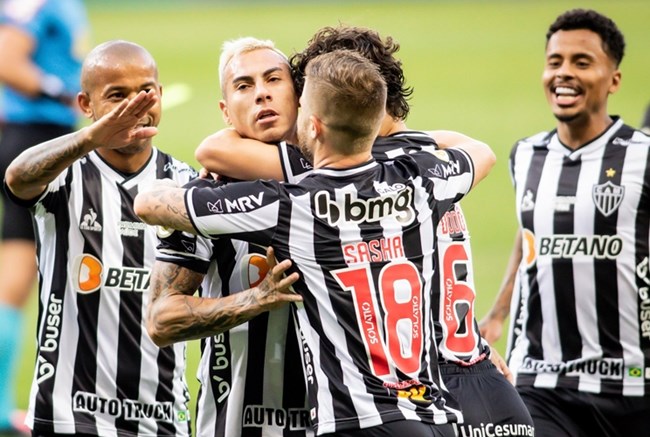 Vargas entrou no 2º tempo, marcou gol, deu assistência e foi expulso no fim do jogo