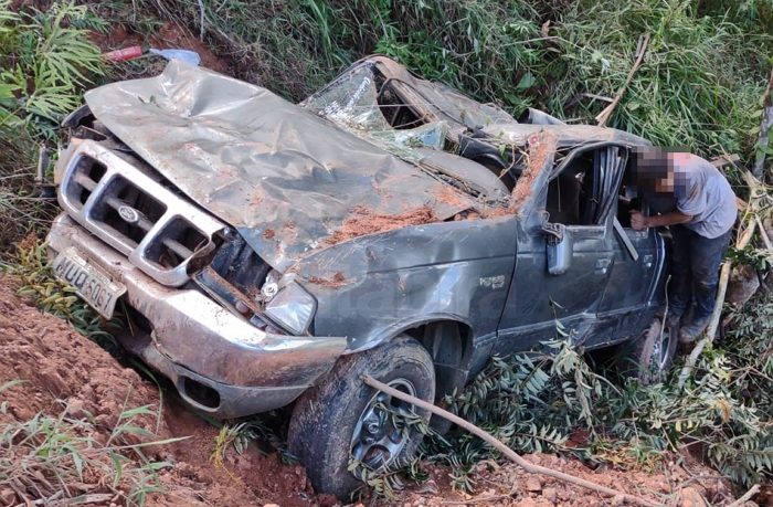 Saiu da pista e acabou caindo em uma ribanceira de aproximadamente 30 metros