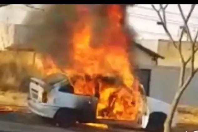 Homem coloca fogo no próprio carro para que ele não seja guinchado em Patrocínio