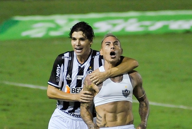  Eduardo Vargas marcou de cabeça
