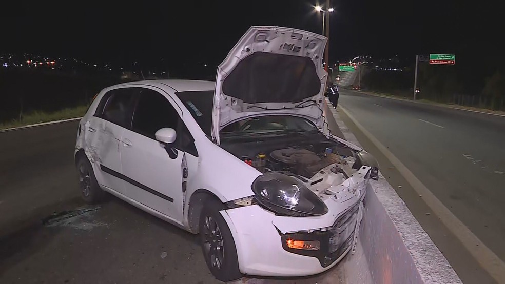 Homem bate o carro em mureta do Anel Rodoviário e é assaltado por dupla em BH