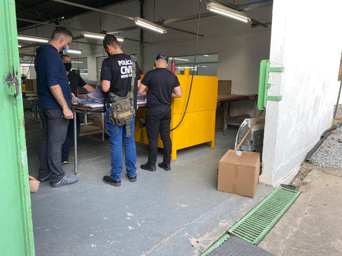 Polícia Civil apreende Mantos da Massa, do Galo, falsificados em fábricas de BH