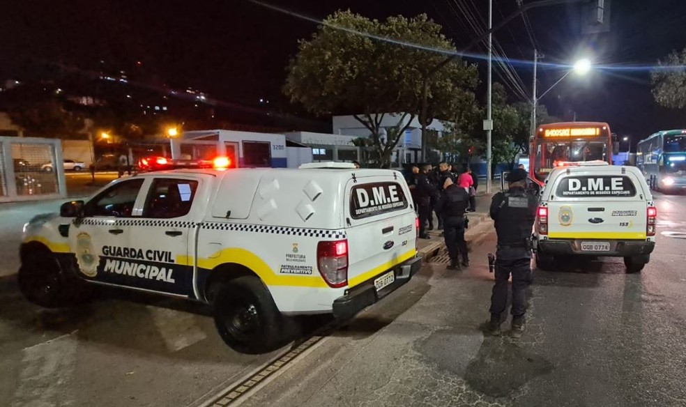 Suspeito de assalto a ônibus tenta fugir pela janela, mas é preso por guardas municipais em BH
