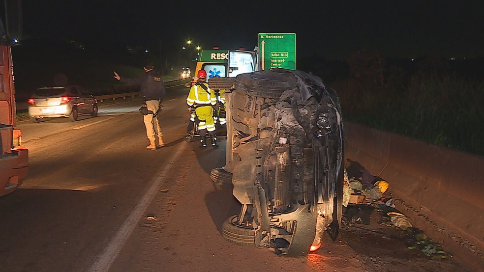 Carro ficou destruído com o acidente. 