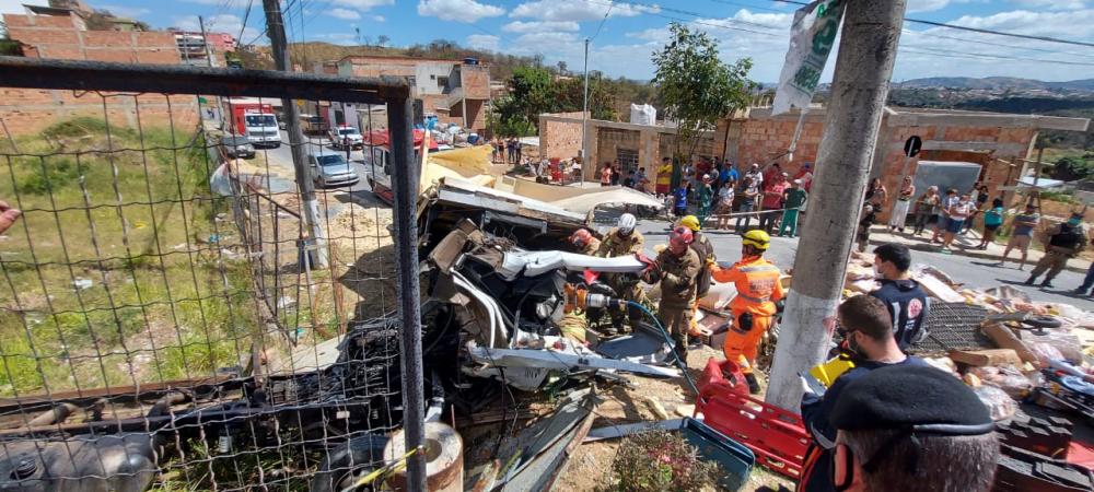 Caminhão carregado com frango congelado bate contra poste no Bairro Tupi em BH