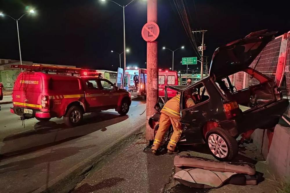Motorista sem CNH bate carro em poste quando voltava de festa em BH
