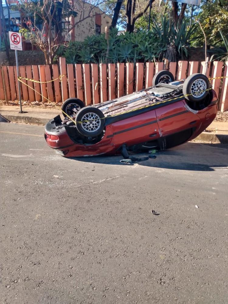 Carro capota e ocupantes fogem após acidente em Belo Horizonte