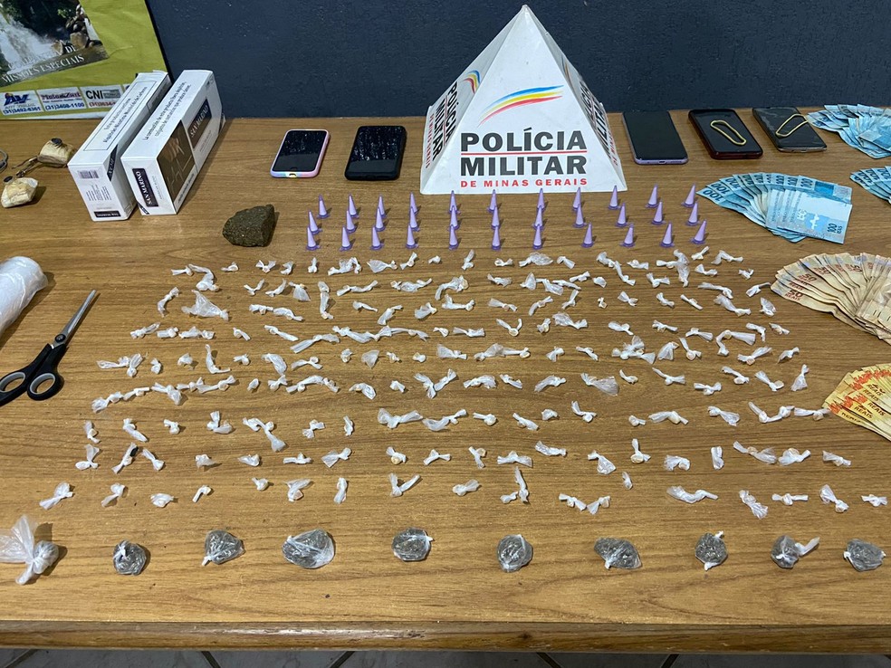 Cinco são detidos com R$ 15 mil por envolvimento com o tráfico de drogas em Santa Luzia