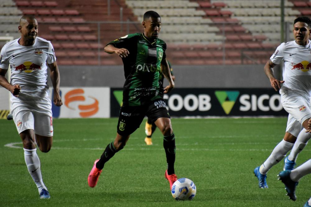 Ademir fez seu centésimo jogo pelo Coelho