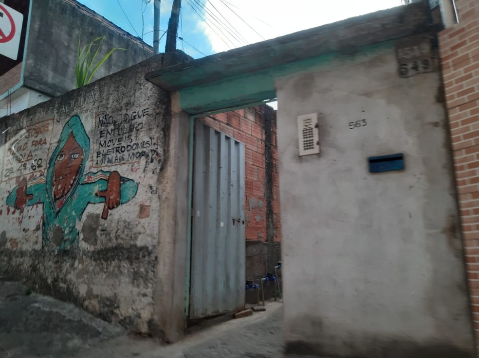 Entrada para o imóvel onde o corpo foi encontrado