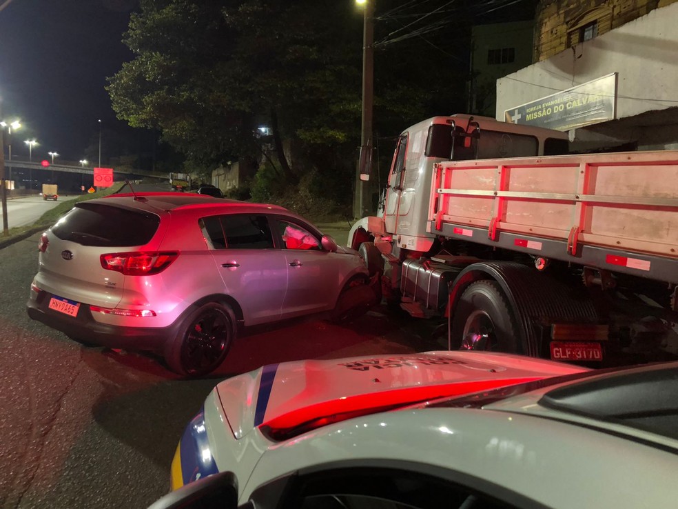Mecânico tenta surpreender invasores de oficina e acaba preso após bater o carro em BH