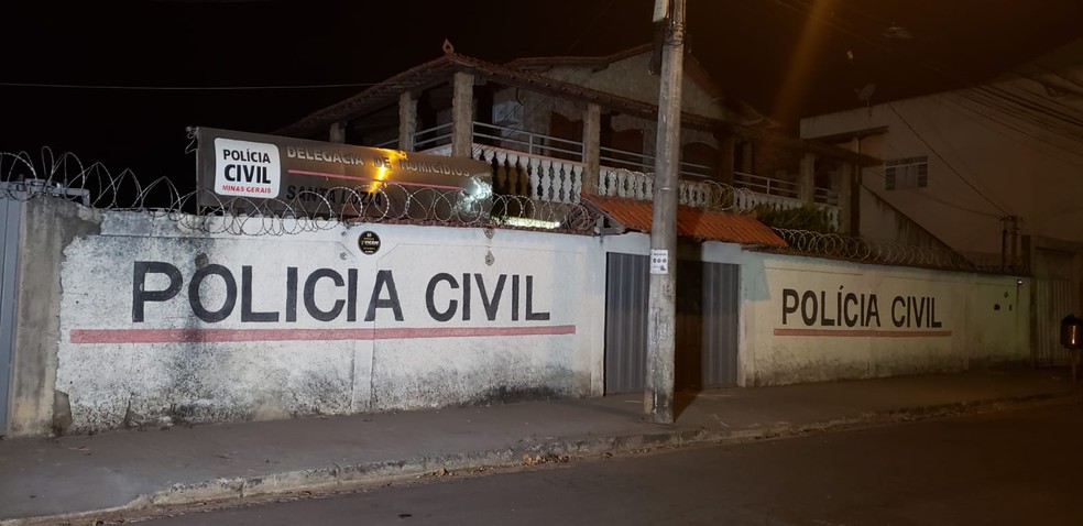 Mulher se entrega à polícia depois de dizer que matou companheiro em Santa Luzia