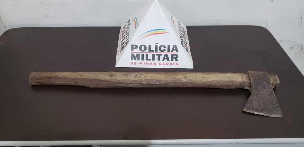 Machado usado no crime foi apreendido — Foto: Polícia Militar