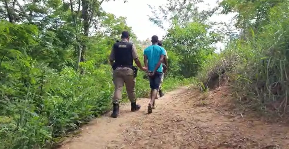 Jovem confessou o crime ao ser preso na zona rural de Caraí — Foto: Polícia Militar/Divulgação