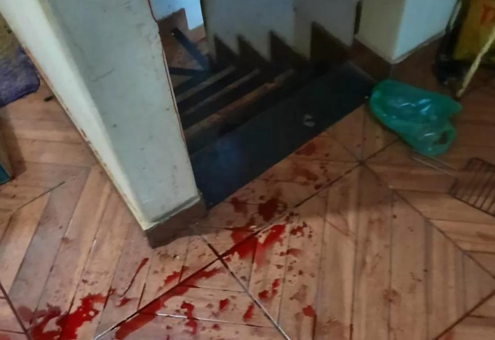 Mãe do jovem perdeu bastante sangue e está internada na Santa Casa